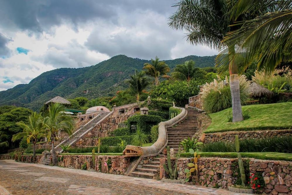Este hotel inspirado en las culturas ancestrales se encuentra en la ladera de un cerro, frente al lago de Chapala. Fotos: Monte Coxala Hotel/SPA