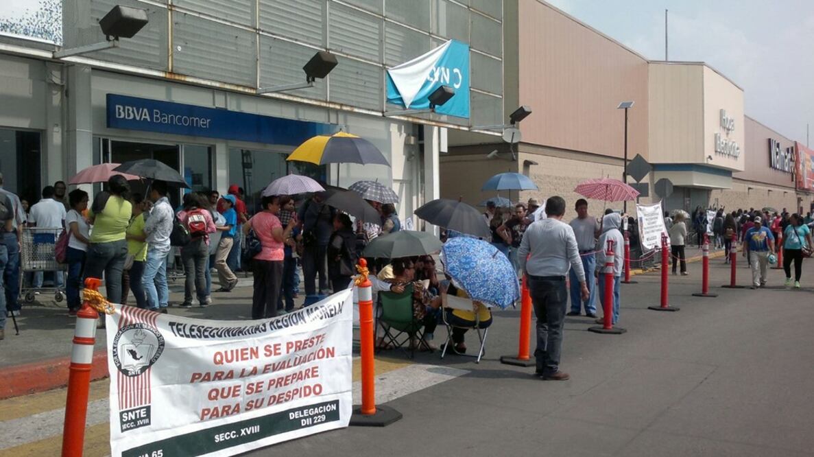 Maestros a las afueras de centros comerciales de Morelia, en protesta a la reforma educativa 