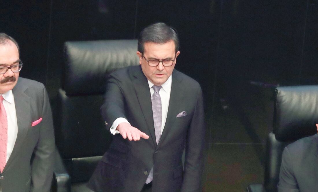 Durante su comparecencia ante el Senado, Ildefonso Guajardo (centro) dijo que la negociación del nuevo TLC favoreció a la industria mexicana. Foto: ARIEL OJEDA. EL UNIVERSAL