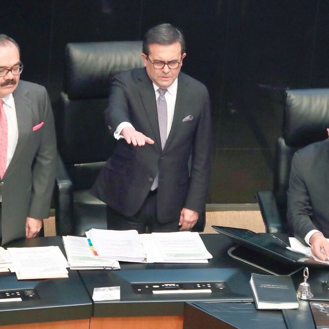 Durante su comparecencia ante el Senado, Ildefonso Guajardo (centro) dijo que la negociación del nuevo TLC favoreció a la industria mexicana. Foto: ARIEL OJEDA. EL UNIVERSAL