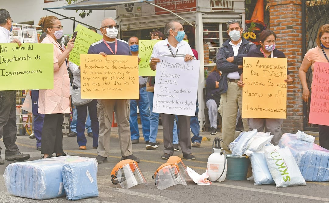 Con equipo de protección tirado sobre la Avenida San Fernando, personal médico y de ambulancias exigieron que no se desmantele el Departamento Central de Emergencias. Foto: HUGO GARCÍA. EL UNIVERSAL