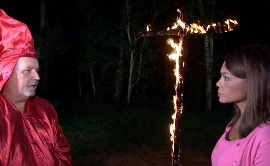 Chris Barker, líder del KKK, en entrevista con la periodista Ilia Calderón, a quien amenazó con quemarla viva. (CORTESÍA ILIA CALDERÓN/UNIVISION)