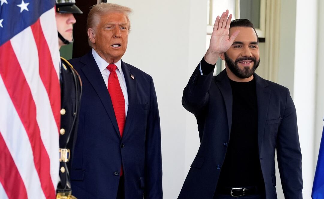 El presidente Donald Trump saluda a su homólogo salvadoreño Nayib Bukele a su llegada al Ala Oeste de la Casa Blanca, el lunes 14 de abril de 2025, en Washington. Foto: AP/Archivo