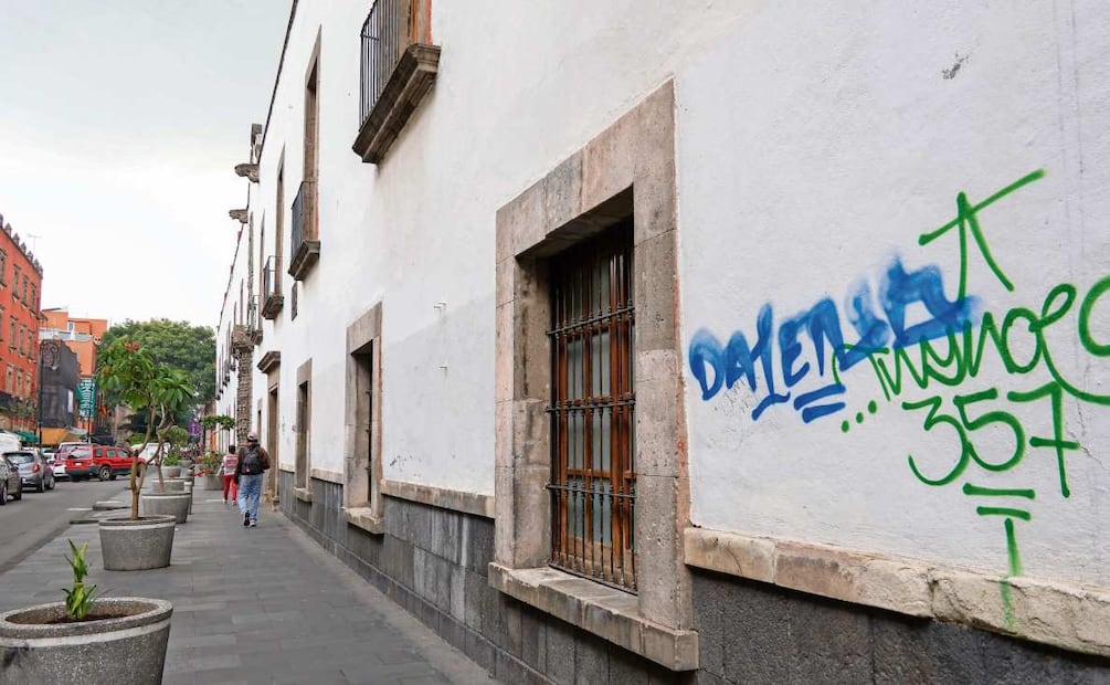 El inmueble que dejará el Cencropam (San Ildefonso
no. 60, Centro) será sometido a restauración y luego
será ahí el Salón de la Plástica Mexicana Foto: Karla Guerrero| El Universal