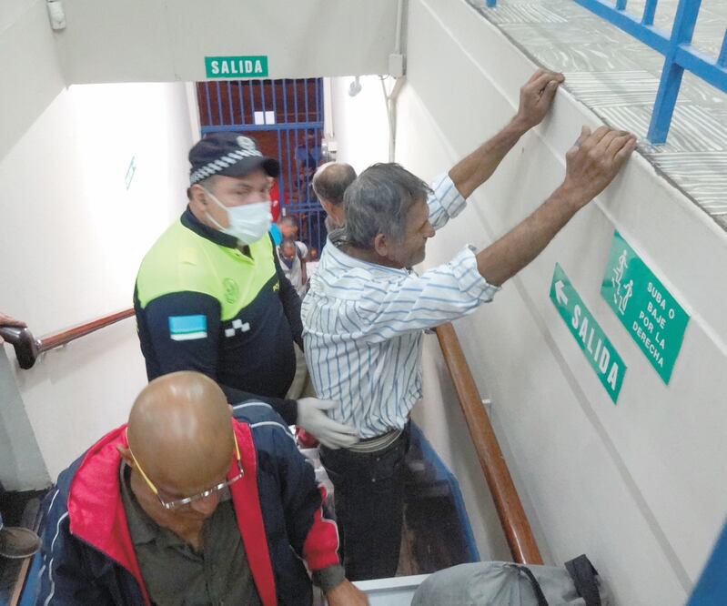 Municipales revisan a habitantes de la calle que ingresan de noche a bañarse, alimentarse, dormir y recibir servicios básicos en un albergue en San José. JOSÉ MELÉNDEZ. EL UNIVERSAL