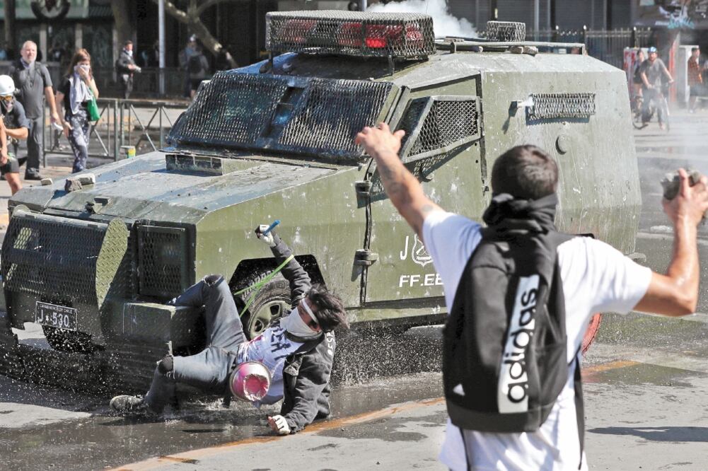Un manifestante fue atropellado por un vehículo de la policía antidisturbios durante una protesta contra el modelo económico estatal chileno, en Santiago de Chile. Foto/IVÁN ALVARADO. EL UNIVERSAL