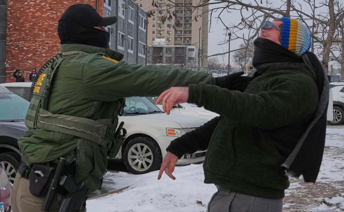 Detienen en Texas a un agente del ICE acusado de disparar contra un migrante venezolano en Minnesota y de presuntamente presentar un informe falso sobre lo ocurrido.