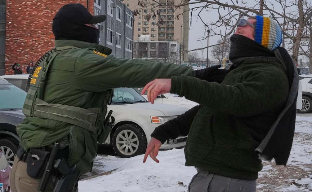 Agente federal agrede físicamente a manifestante en Minnesota. (25/01/26) Foto: AP