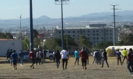 Pelea entre porras previo al Querétaro vs Pumas