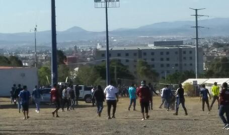 Pelea entre porras previo al Querétaro vs Pumas