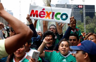 Aficionados celebran en el Ángel el triunfo del Tri ante Corea del Sur