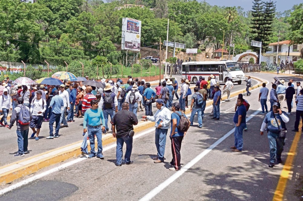 Ante el operativo policiaco, maestros disidentes lanzaron piedras y palos a los uniformados, quienes respondieron con gases lacrimógenos. (EDWIN HERNÁNDEZ. EL UNIVERSAL)