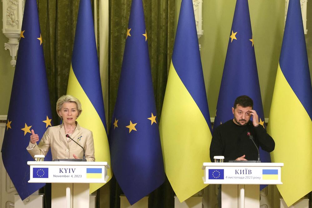 La presidenta de la Comisión Europea, Ursula von der Leyen (izq.), y el mandatario de Ucrania, Volodimir Zelensky (der.), dan una conferencia de prensa conjunta tras sus conversaciones en Kiev. Foto: AFP