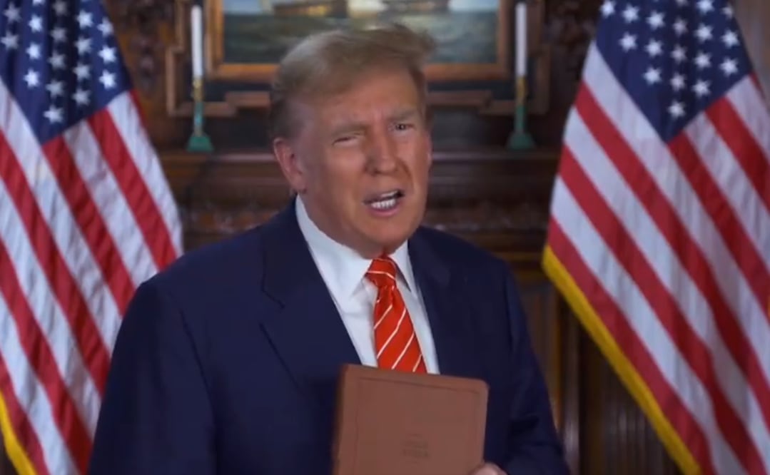 El exmandatario Donald Trump declaró estar orgulloso de asociarse con su "muy buen amigo" Lee Greenwood en relación con la promoción de la Biblia God Bless the USA. Foto: captura de imagen