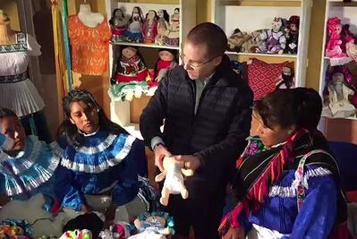 Entre artesanas y muñecas Anaya inicia su precampaña