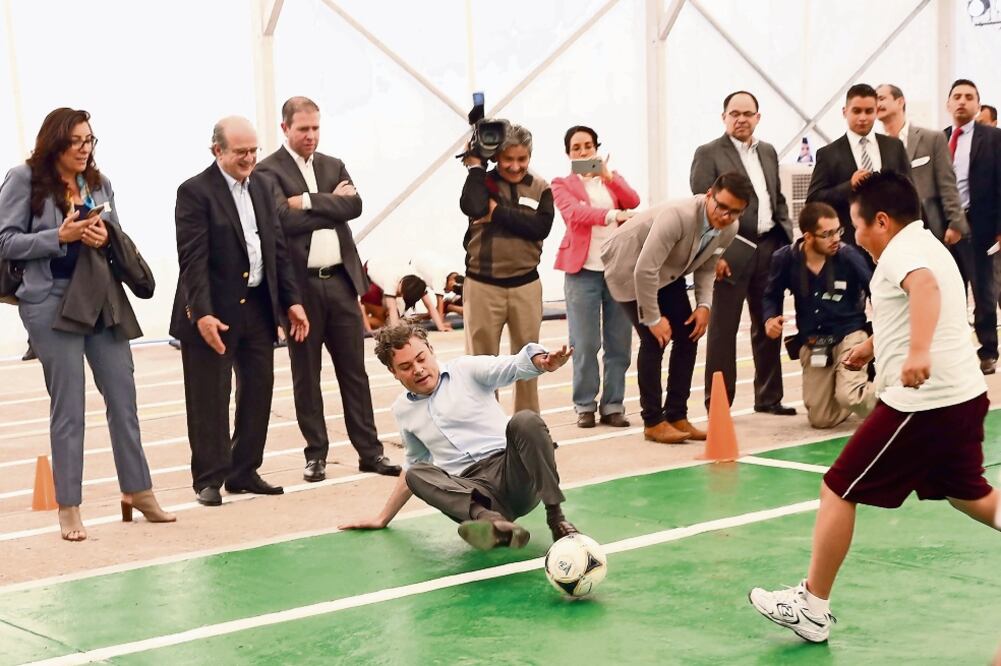 El secretario de Educación Pública, Aurelio Nuño, jugó una cascarita con estudiantes del Centro Educativo Revolución (BERENICE FREGOSO. EL UNIVERSAL)