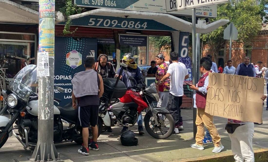 Integrantes de un colectivo feminista realizaron un bloqueo en el cruce de avenida Río de la Loza y Doctor Vértiz, en la alcaldía Cuauhtémoc. Foto: Especial.