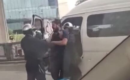 VIDEO. Captan forcejeo entre chofer y dos policías en Periférico Norte; denuncian abuso policial
