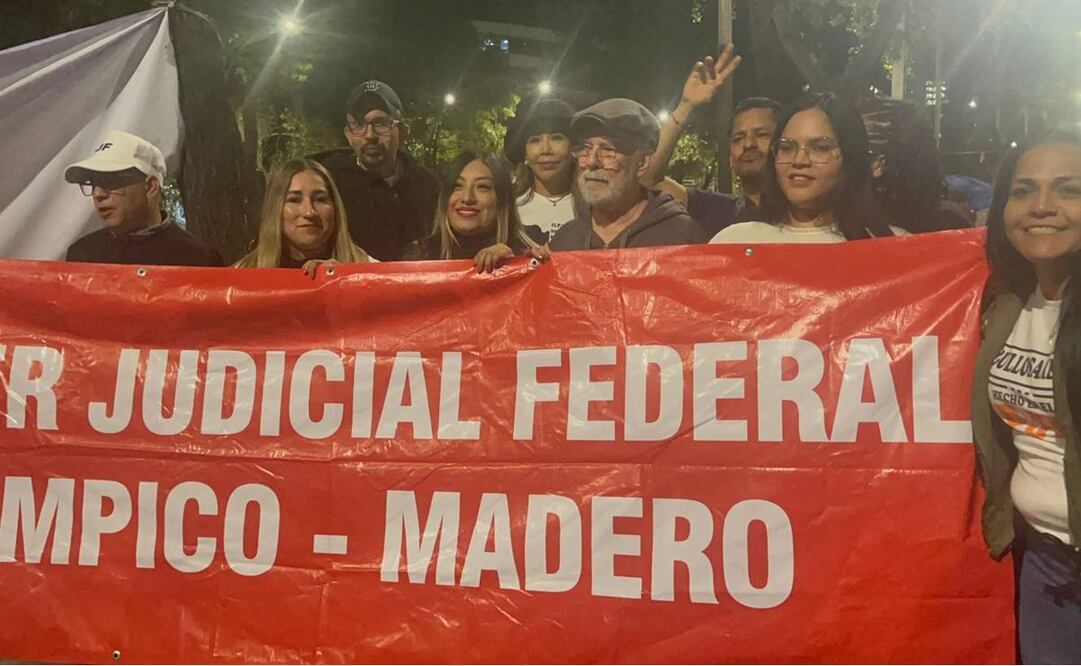 Juan Luis González Alcántara, ministro de la Suprema Corte de Justicia de la Nación, visitó este domingo la manifestación de los trabajadores del Poder Judicial en el Senado. Foto: Yalina Ruíz / EL UNIVERSAL