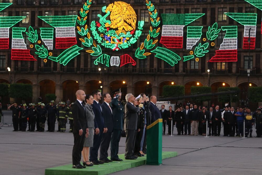 El presidente López Obrador encabezó el izamiento de bandera a media asta por las víctimas de los sismos. Foto: Carlos Mejía