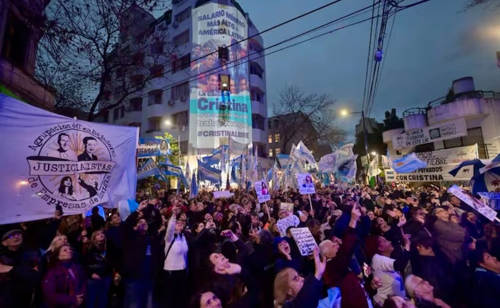 La expresidenta Cristina Fernandez vuelve a saludar desde el balcón mientras dirigentes peronistas redoblan sus críticas al Poder Judicial. (10/06/26) Foto: La Nación