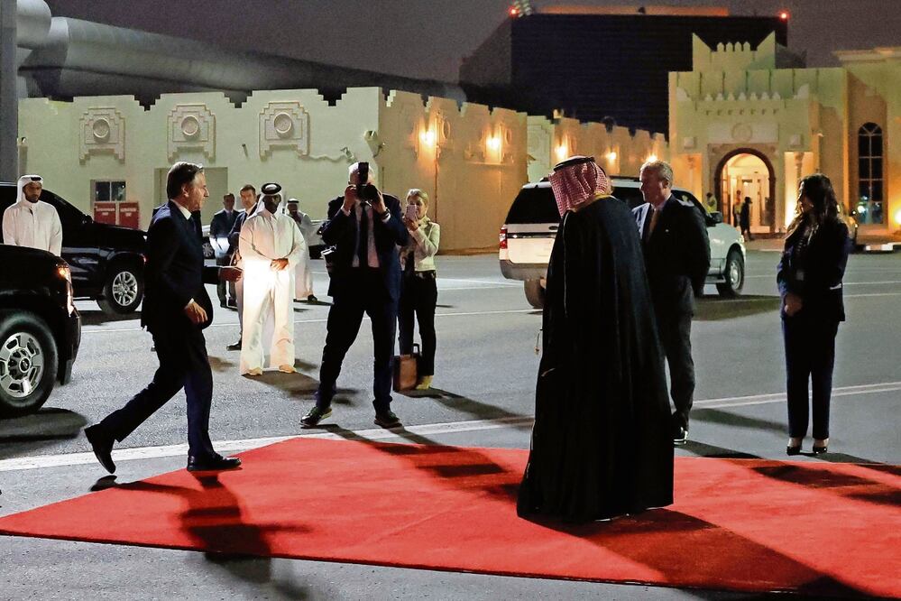 El secretario estadounidense de Estado, Antony Blinken (izq.), antes de que abordara su avión al salir de Doha, Qatar, hacia Abu Dabi, el 7 de enero, durante su viaje para calmar las tensiones en Medio Oriente. Foto: Evelyn Hockstein | AFP