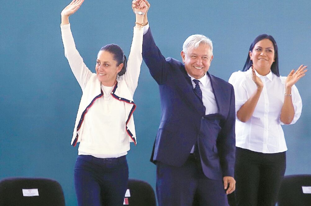 El mandatario federal alzó la mano de Sheinbaum Pardo y organizó una porra para ella con los asistentes al evento en la explanada de la demarcación. Foto: DIEGO SIMÓN. EL UNIVERSAL