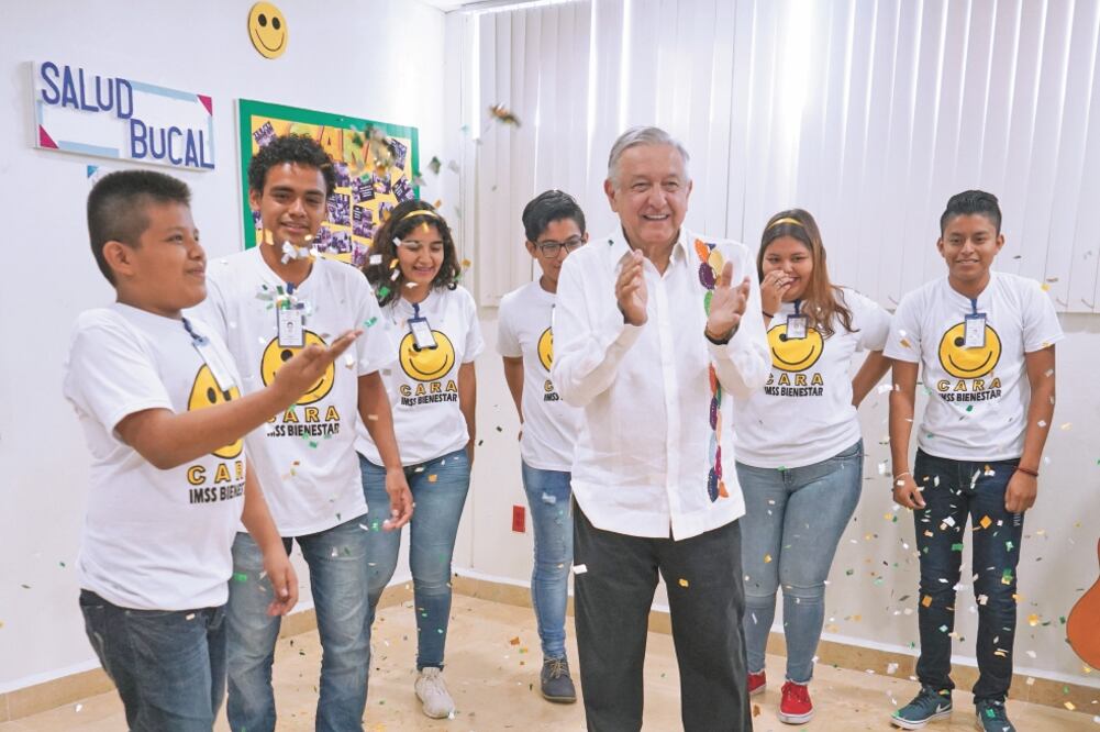 El presidente de México, Andrés Manuel López Obrador, realizó un recorrido por el hospital rural de Matías Romero para ver su estado. Foto/PRESIDENCIA