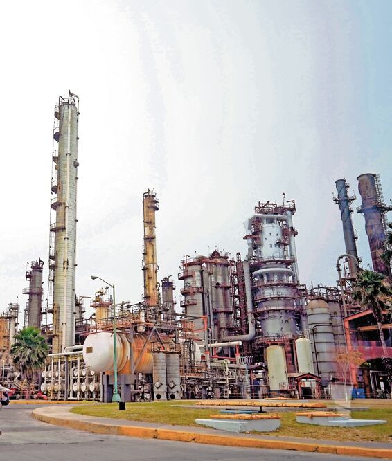 La refinería de Cadereyta no rebasa los límites de contaminación, indica un dictamen de Semarnat de 2023. Foto: de Archivo El Universal