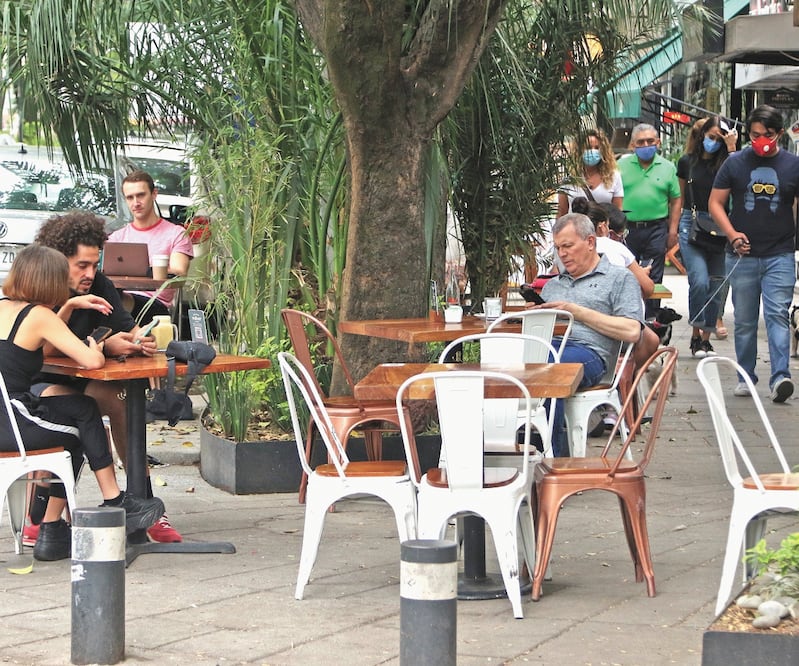 En la zona de la Condesa fue más común observar a parejas y personas solas en las mesas de los restaurantes. Foto: CARLOS MEJÍA. EL UNIVERSAL