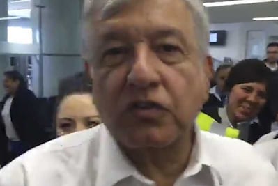 AMLO manda saludos a lectores de EL UNIVERSAL