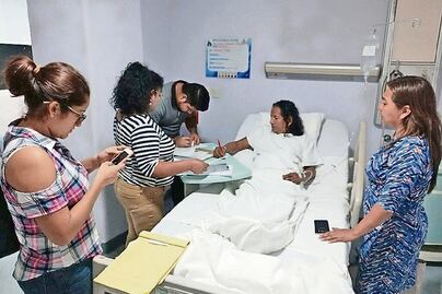 Familiares de comunitarios detenidos protestan en fiscalía de Guerrero