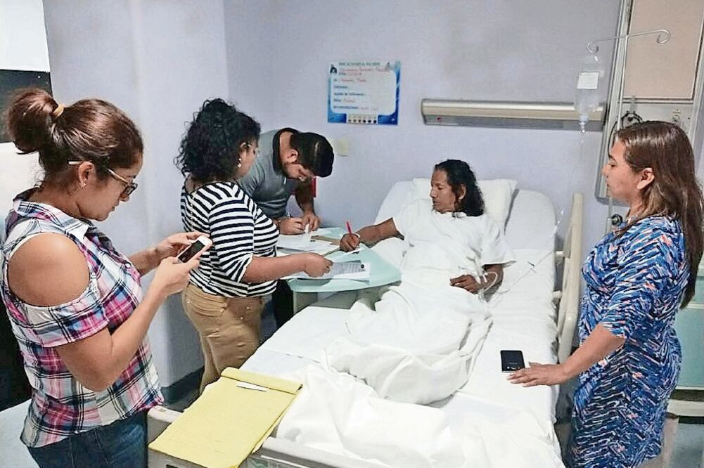 El fotoperiodista Bernardino Hernández se recupera en un hospital particular de Acapulco de las lesiones que le propinaron policías estatales, durante el operativo en la comunidad de La Concepción, en la zona rural, el pasado domingo (CUARTOSCURO)