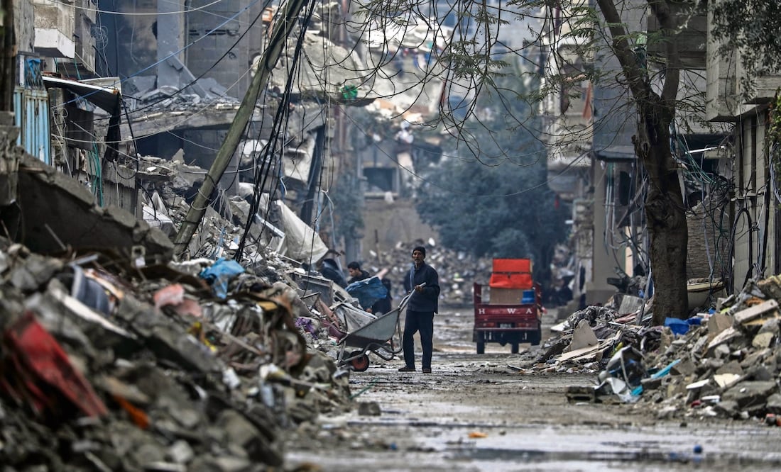 Palestinos trabajan pese a que sigue la operación militar israelí en Al Nusairat, en Gaza. Más de 30 mil personas han muerto en ambos bandos, en su mayoría palestinos. Foto: EFE