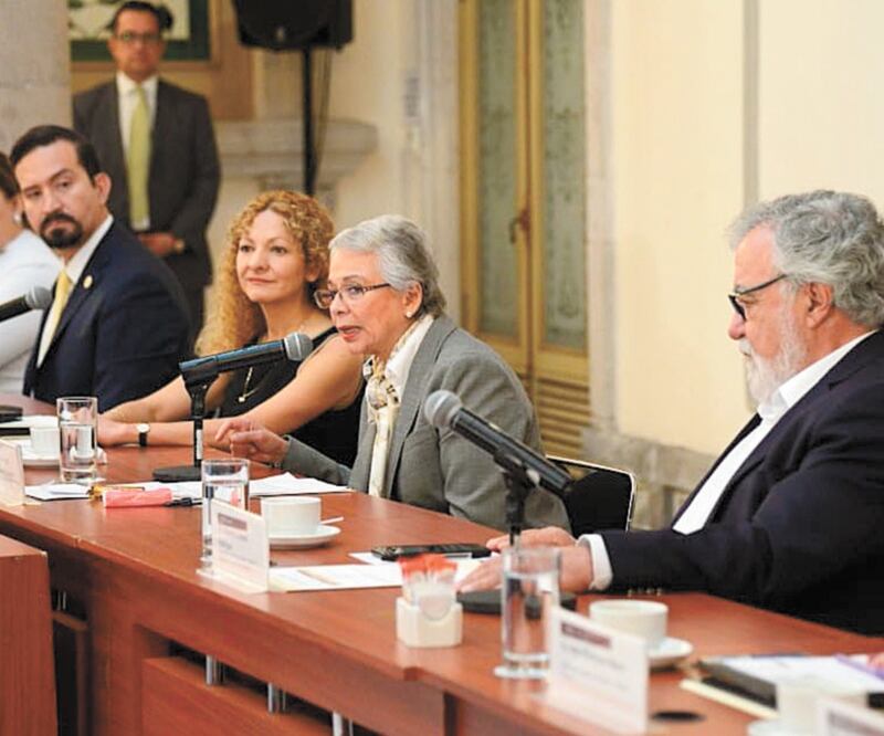 Olga Sánchez Cordero, secretaria de Gobernación (ante el micrófono), dijo que el Estado está en deuda con las víctimas, pues muchas de ellas no han podido acceder a las atenciones que el gobierno debe dar. TOMADA DE TWITTER