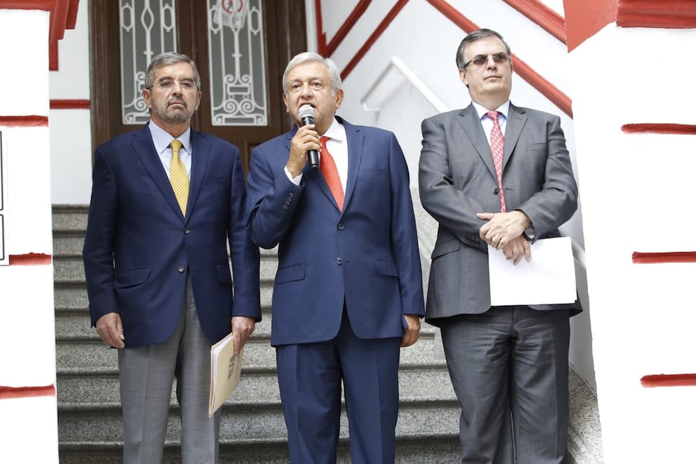 Juan Ramón de la Fuente junto a AMLO y Ebrard. Foto: Agustín Salinas / EL UNIVERSAL