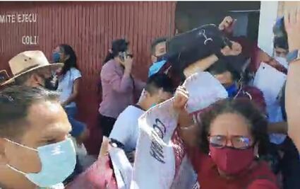 Mario Delgado sale de reunión en Colima entre empujones; "¡eres un traidor!", le gritan