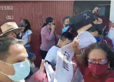 Mario Delgado sale de reunión en Colima entre empujones; "¡eres un traidor!", le gritan