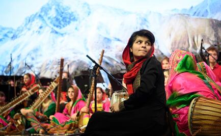 Primera orquesta de mujeres afganas toca en Davos