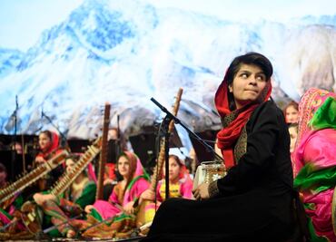 Primera orquesta de mujeres afganas toca en Davos