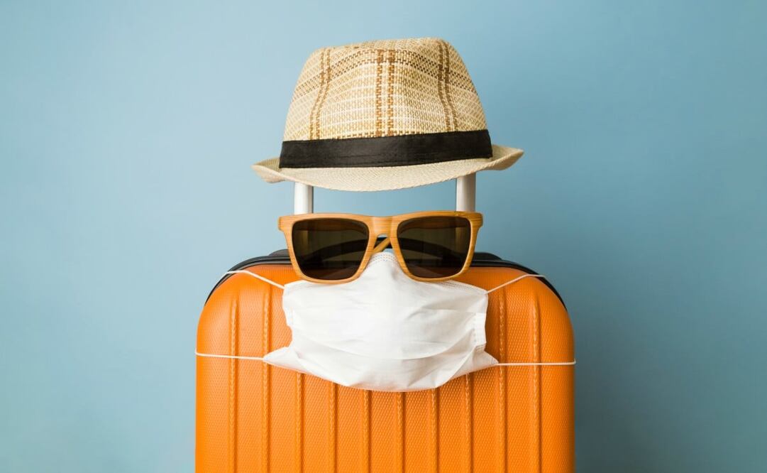 El cubrebocas se convirtió en nuestro más fiel acompañante para viajar en 2020. Foto: iStock
