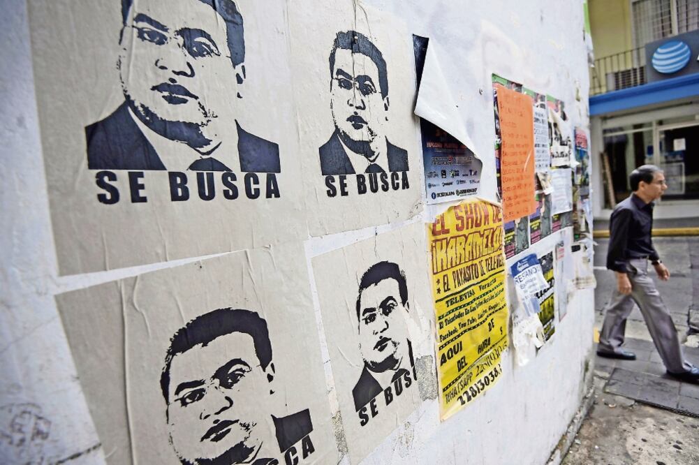 En Xalapa, Veracruz, hay carteles pegados en algunas calles con la cara del gobernador con licencia, Javier Duarte de Ochoa, y la leyenda “se busca” (ÓSCAR MARTÍNEZ. REUTERS)