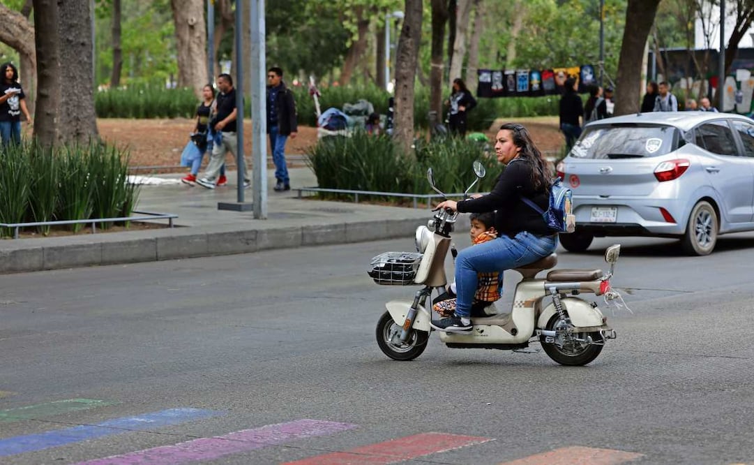 Bicimotos, scooters y bicicletas eléctricas circulan sin restricciones por la capital, pese a que se reguló su operación hace seis meses. Foto: Fernanda Rojas / EL UNIVERSAL