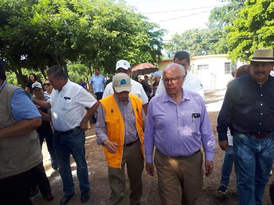 José Narro Robles visitó las zonas afectadas por las lluvias en Sinaloa. Foto: especial