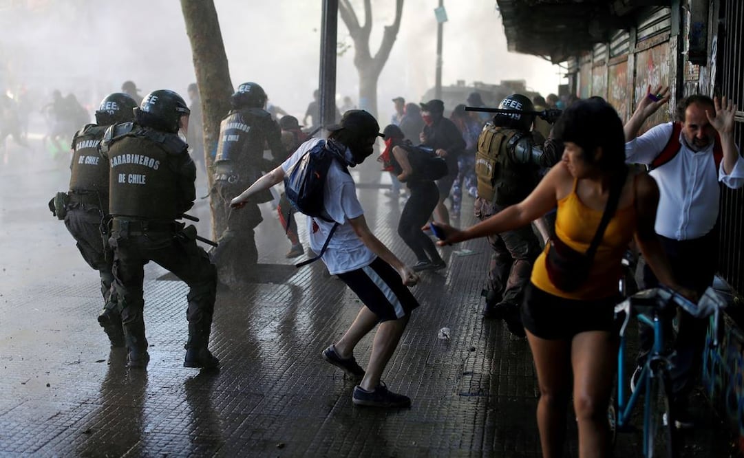 Enfrentamiento entre manifestantes y carabineros en las protestas de Chile (Foto: Reuters)