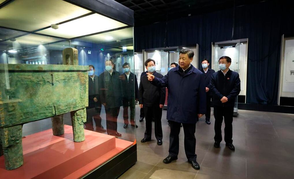 Xi Jinping visita el Museo Yinxu en Anyang, en la provincia central china de Henan, el 28 de octubre de 2022. (Xinhua/Ju Peng)