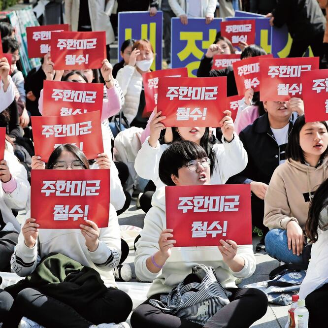 Manifestantes, cerca de la embajada estadounidense, ayer en Seúl. El segundo encuentro entre el presidente de EU, Donald Trump, y el líder norcoreano, Ki m Jong-un, terminó en un fracaso. LEE JIN-MAN. AP