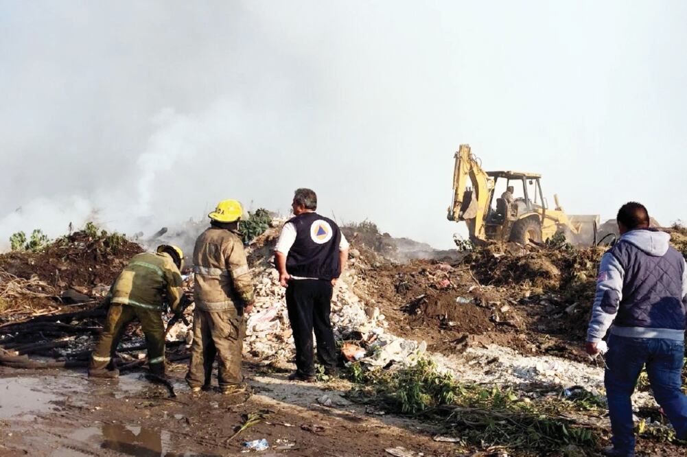En la atención del siniestro participaron bomberos, elementos de Protección Civil y trabajadores del organismo de agua y policías municipales que acordonaron la zona (JUAN BARRERA. EL UNIVERSAL)