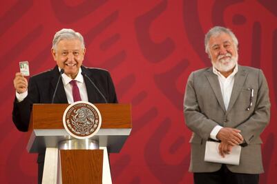 AMLO se identifica con licencia de manejo en aeropuertos