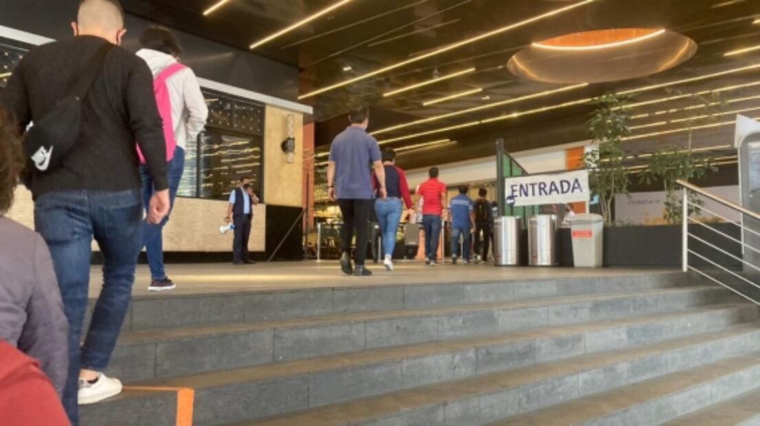 Con largas filas y estancia permitida solo de 30 minutos, así reabren centros comerciales en CDMX